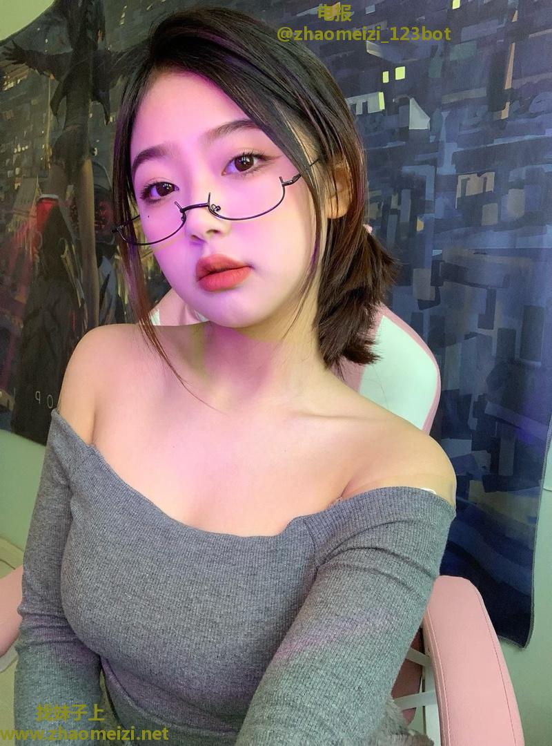 体验风骚完美身材 小妹