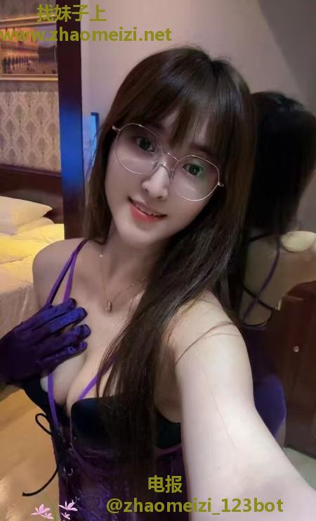 热辣白虎大长腿美眉