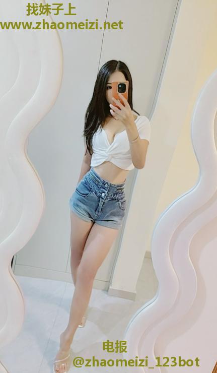 性感丰满舌吻小妹子