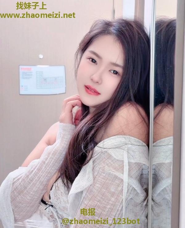 性感丰满舌吻小妹子