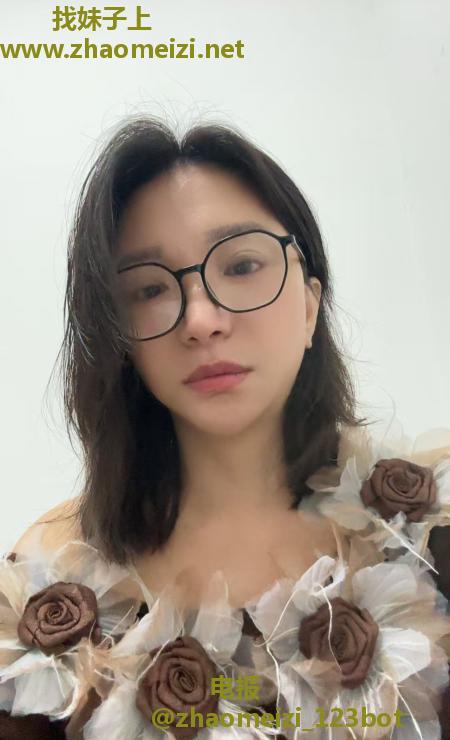 戴眼镜的大奶骚妇