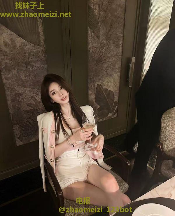 大胸长腿网红款妹妹