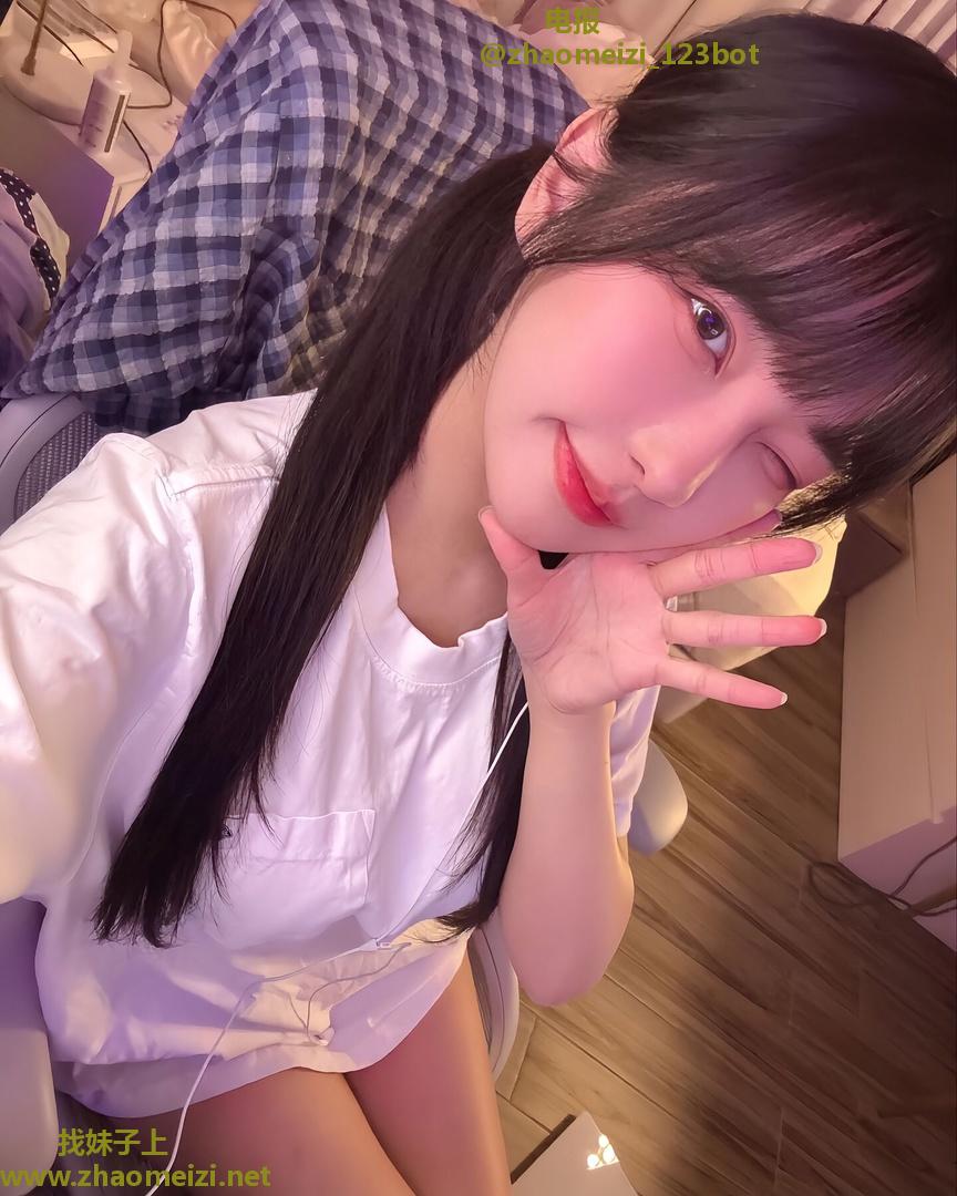 粉嫩黑丝性感小妹