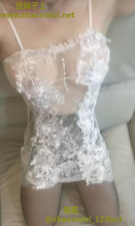 大胸性感黑丝骚姐姐