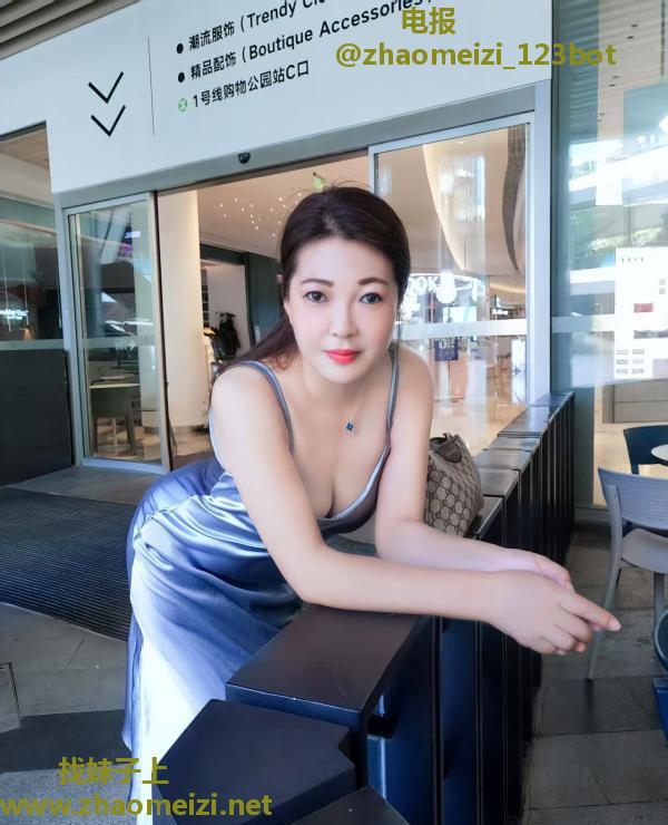 丰满翘臀小骚姐姐