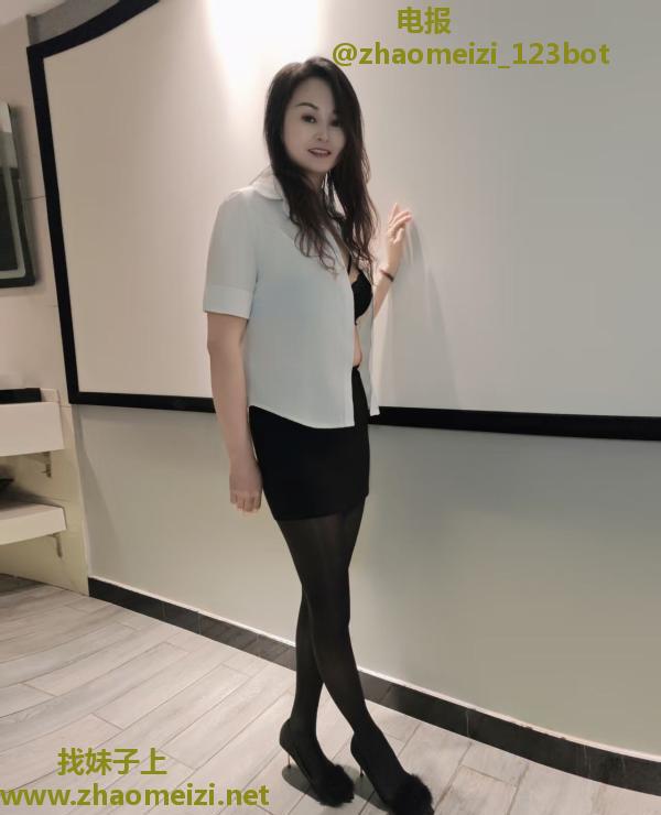 职业装温柔少妇