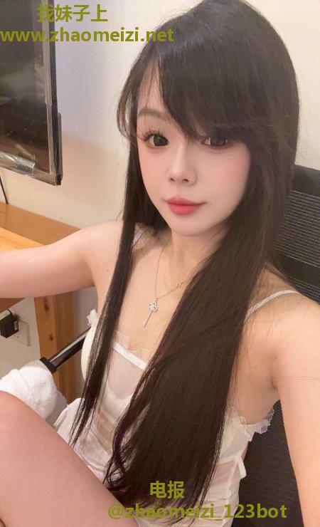 二街肤白翘臀御姐