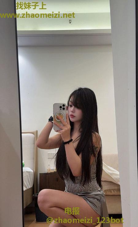 二街肤白翘臀御姐