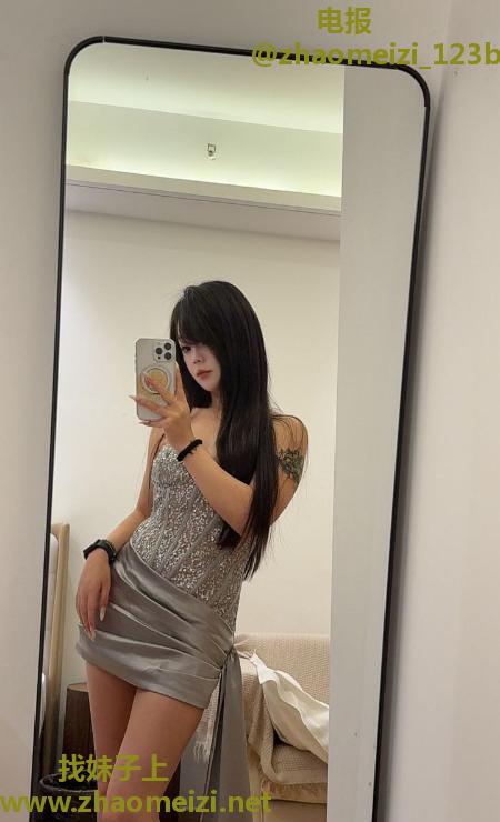 二街肤白翘臀御姐