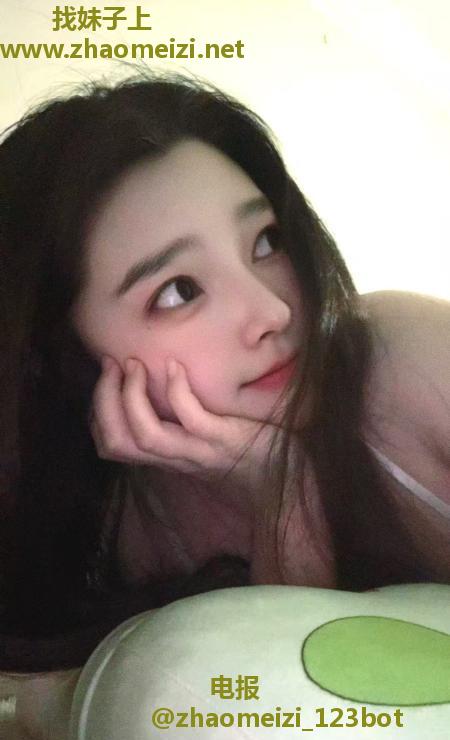 冷白皮大胸长腿美女