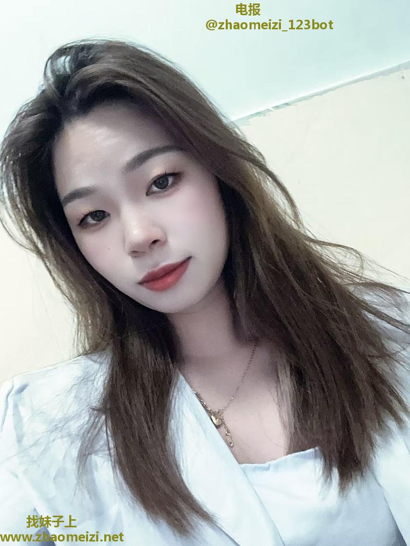 肤白大胸小姐姐