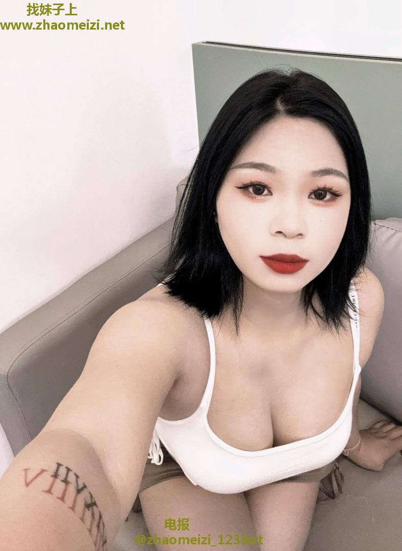 肤白大胸小姐姐