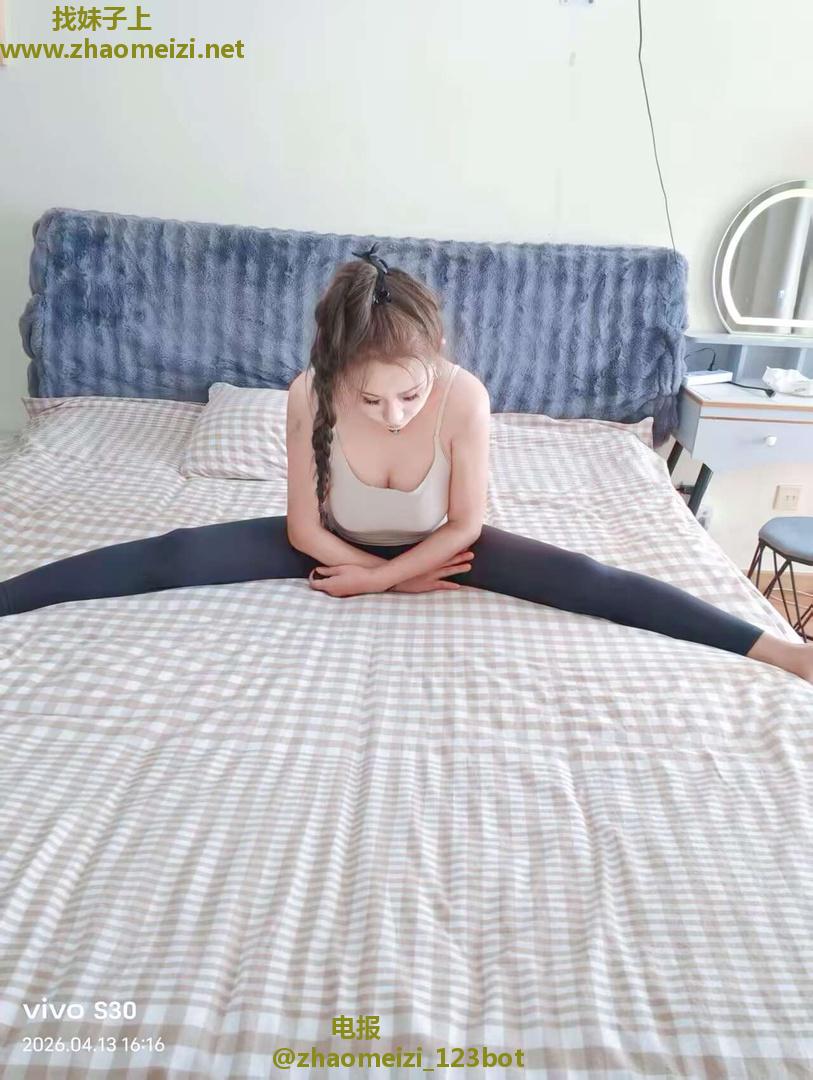 一字马大胸少妇