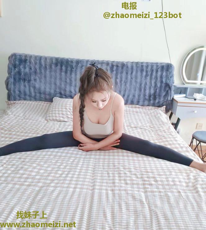 一字马大胸少妇