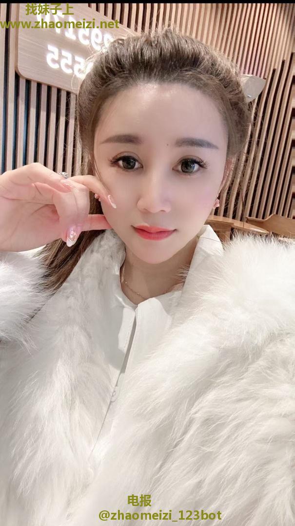 细腰翘臀颜值女友