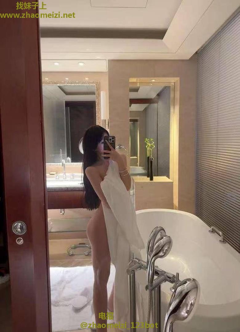 甜美性感丰满小湿妹