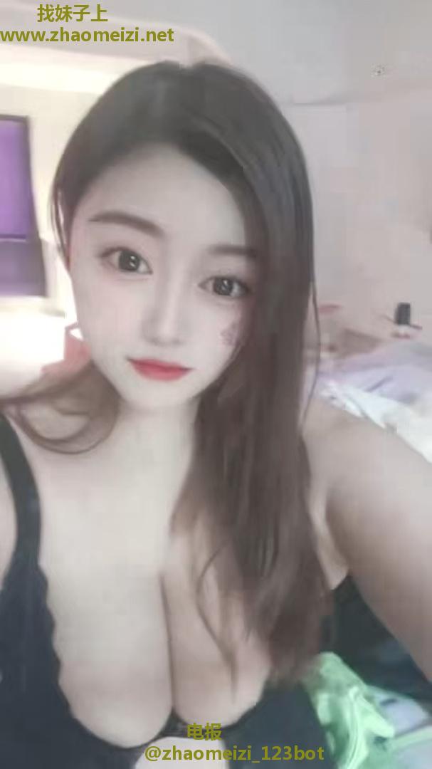 大胸性感喷水骚妇
