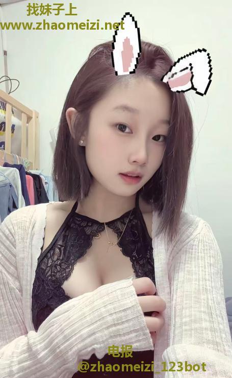 性感尤物笑笑