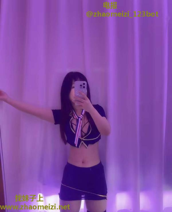制服翘臀小艾米