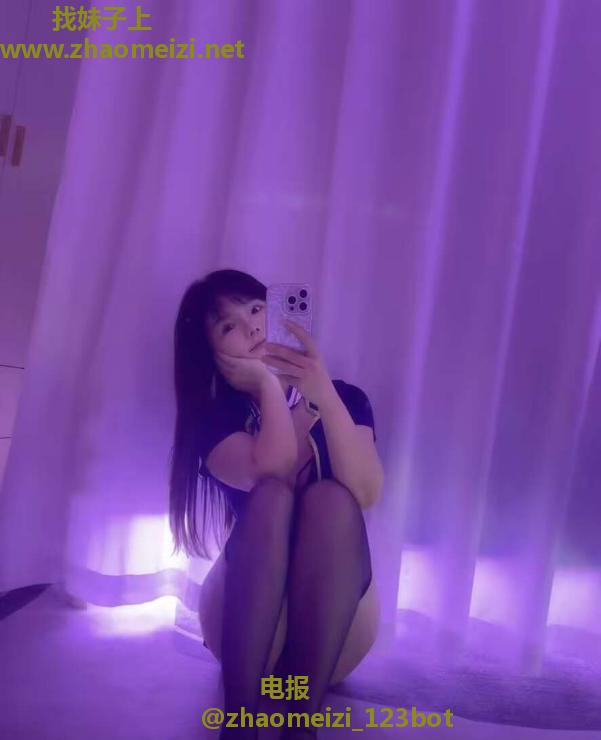 制服翘臀小艾米
