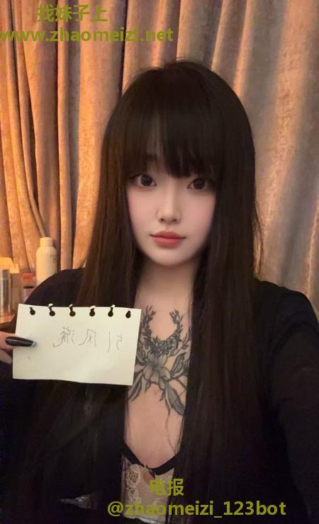 前凸后翘嫩妹珊珊