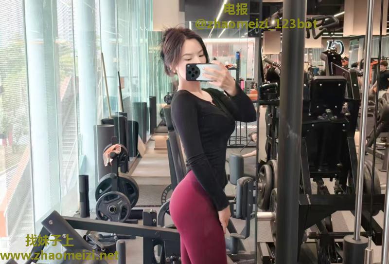 健身教练蜜桃臀马甲线