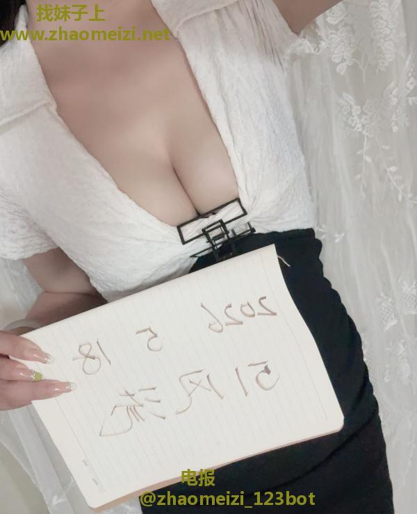 江岸大胸热情妹子