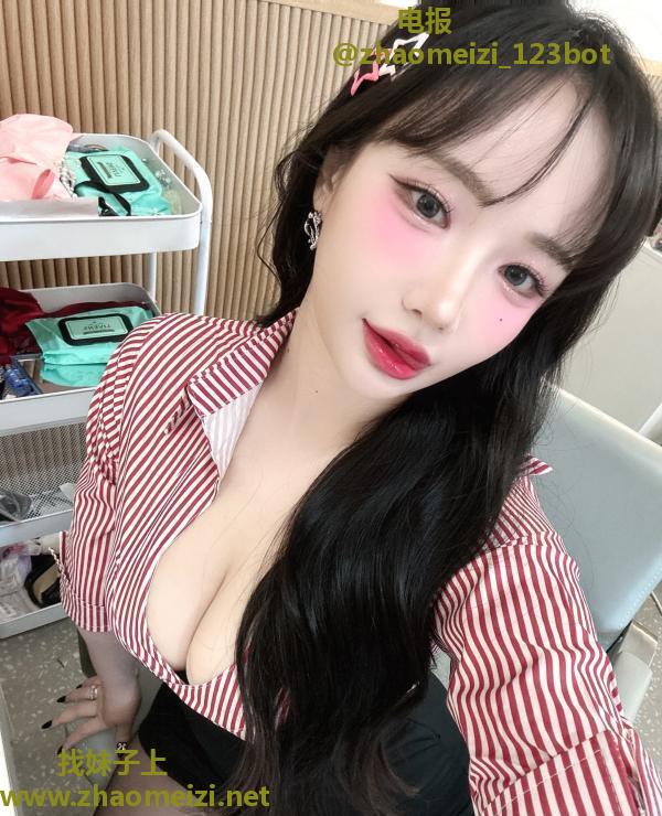 小店纯欲嫩妹夏初
