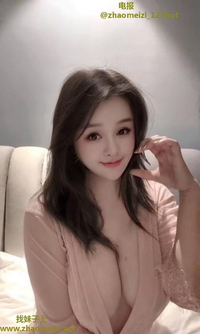 翘臀大胸嫩妹喜欢后入
