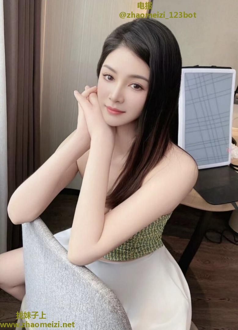 性感美乳骚货小琳