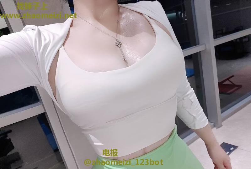 空降健身美女岁岁