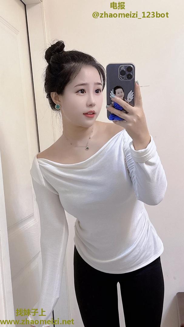 刚下海白虎学妹兼职