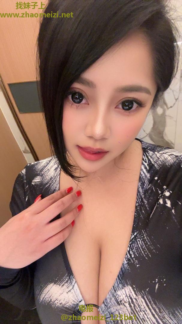 小女孩有点害羞