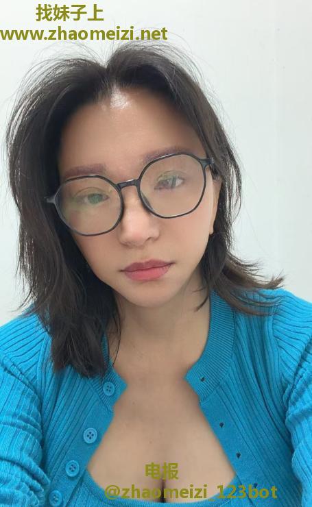 戴眼镜的大胸御姐