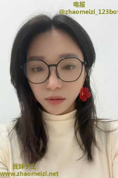 戴眼镜的大胸御姐