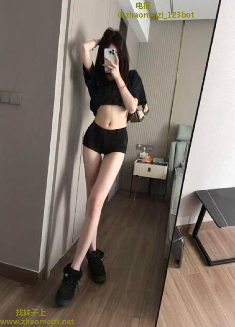 清纯黑丝兼职妹子