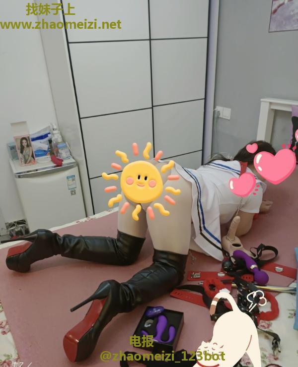 白虎鲍鱼逼喷水三通姐