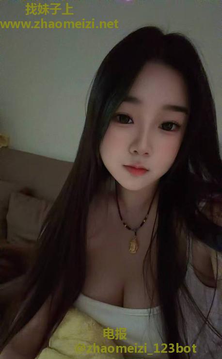 嫩妹逼紧翘臀汁水多