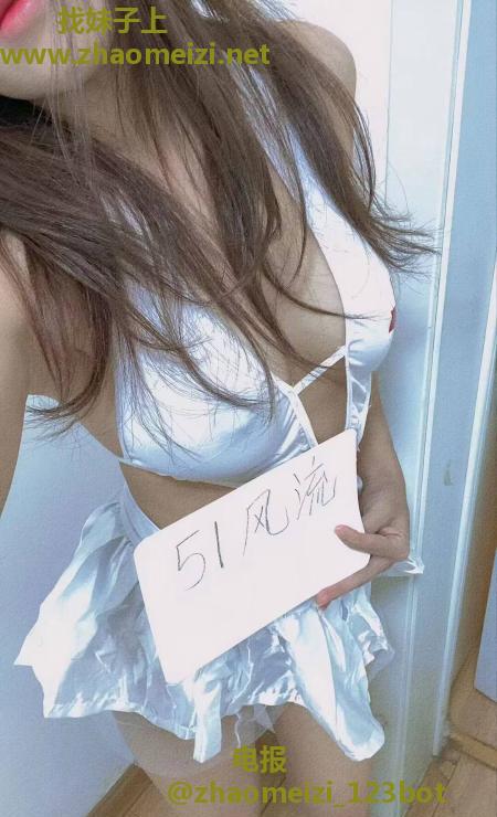 制服诱惑小骚妇
