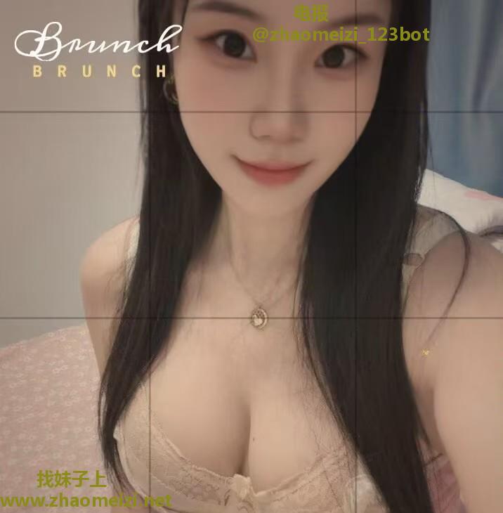 雪白肤丰乳美妇