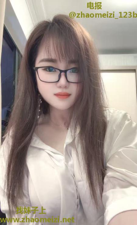 大胸眼镜御姐