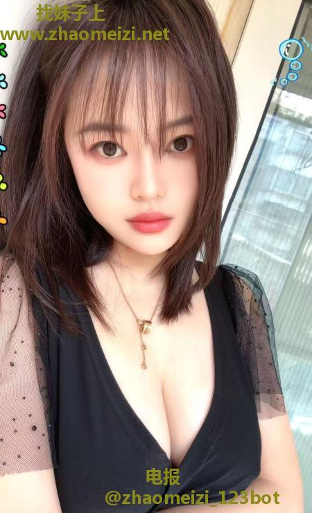 河西两骚妇双飞可舌吻