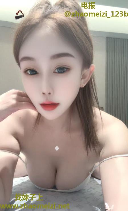 返食肤白貌美大胸妹