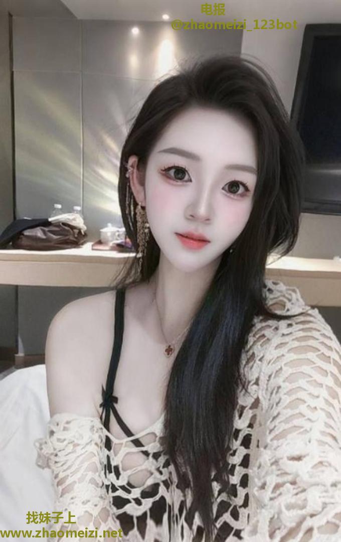 白嫩性感身材丰满小姐姐