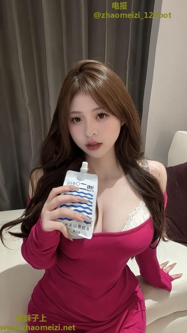 呼市粉嫩丰满多汁骚妹
