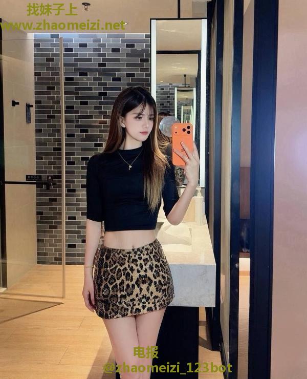 皮肤白嫩邻家女友老师