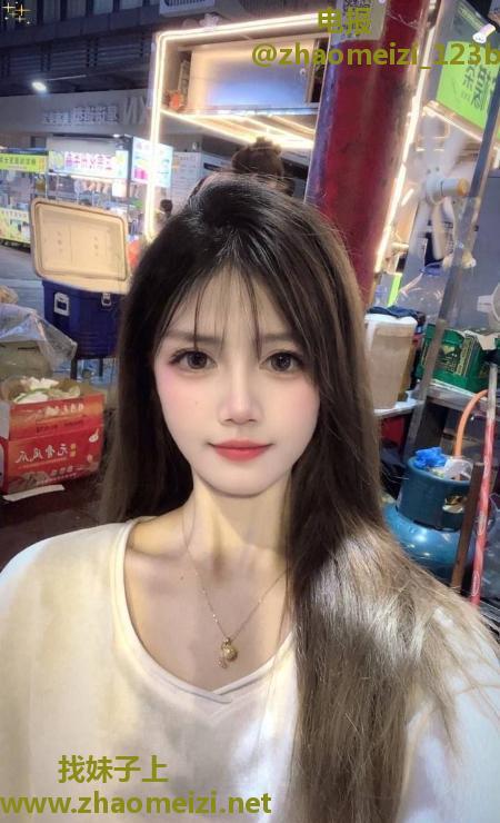 皮肤白嫩邻家女友老师