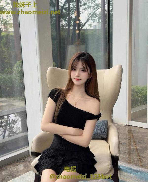 皮肤白嫩邻家女友老师