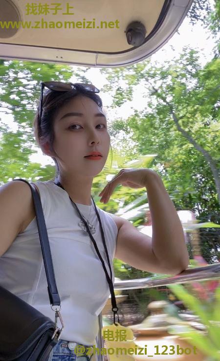 年轻苗条少妇