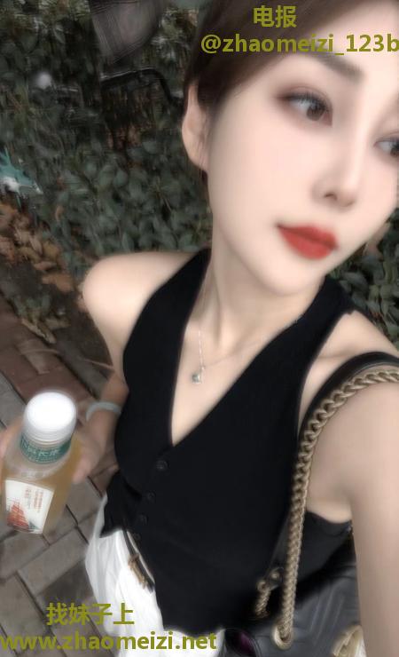 年轻苗条少妇